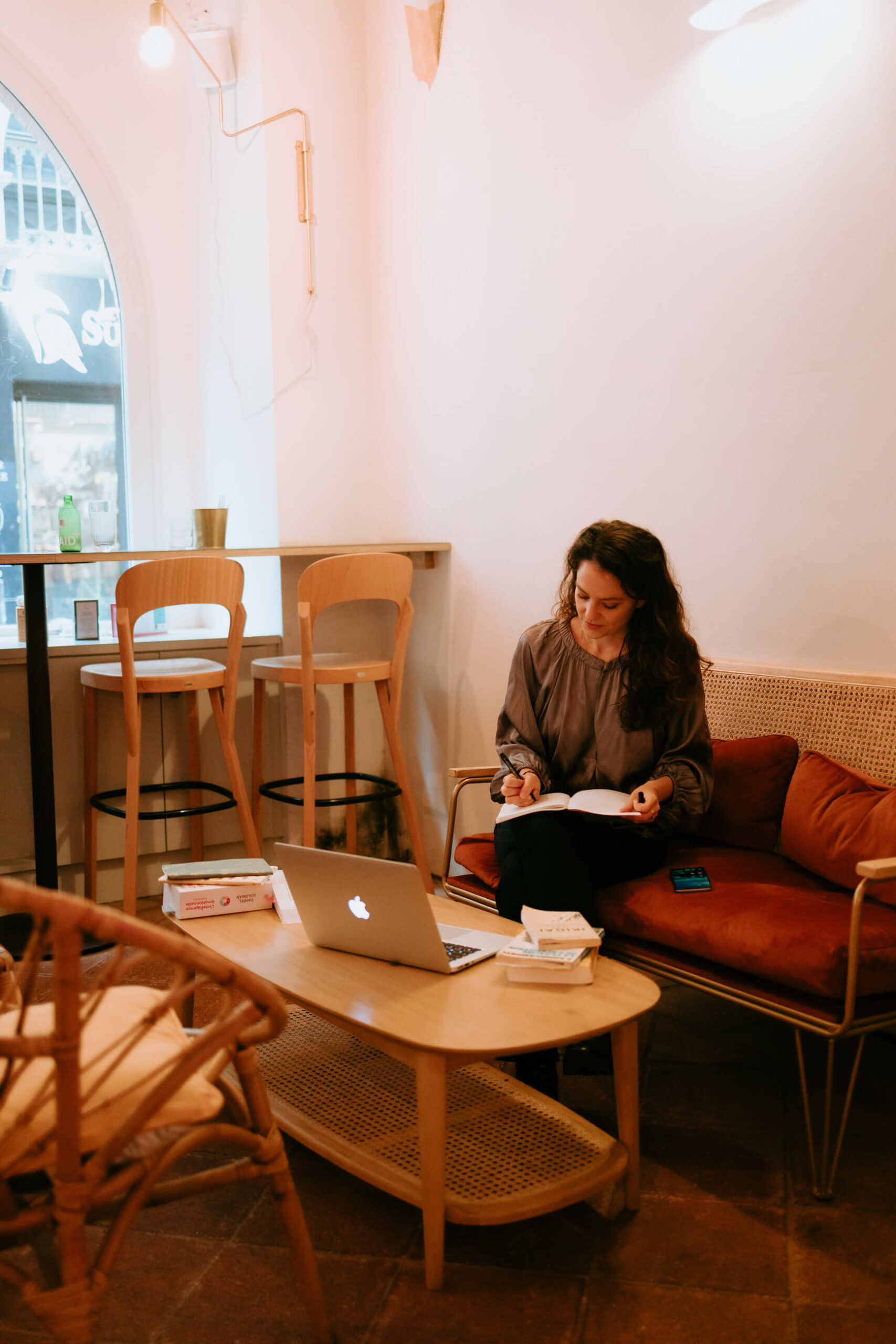 accompagnement reconversion professionnelle retrouver du sens dans sa vie trouver sa voie professionnelle psychothérapeute reconversion Toulouse coach reconversion professionnelle  ikigai et sens de la vie accompagnement pour femmes et hommes en quête de sens équilibre vie pro et perso retrouver confiance, sérénité et clarté coaching de vie aligné et bienveillant développement personnel reconnexion à soi et à ses émotions libération émotionnelle et confiance en soi accompagnement bien-être et sérénité vie alignée, épanouie et inspirante transition professionnelle consciente psychologie positive et pleine conscience mission de vie et transformation intérieure accompagnement thérapeutique holistique voyage intérieur et connaissance de soi , à propos, qui suis-je , psychopraticienne, coach en reconversion, accompagnement reconversion Toulouse Coach Ikigai Toulouse